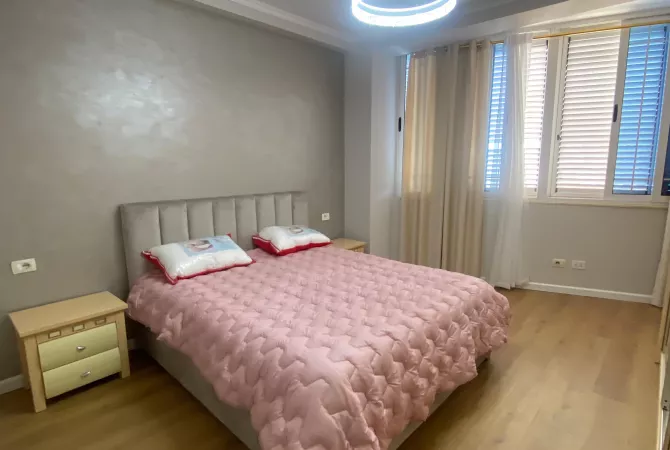 Shtepi ne shitje Apartament ne Tirane, 1+1, Mobilimi E mobiluar, Pagesa 140,000  Euro.