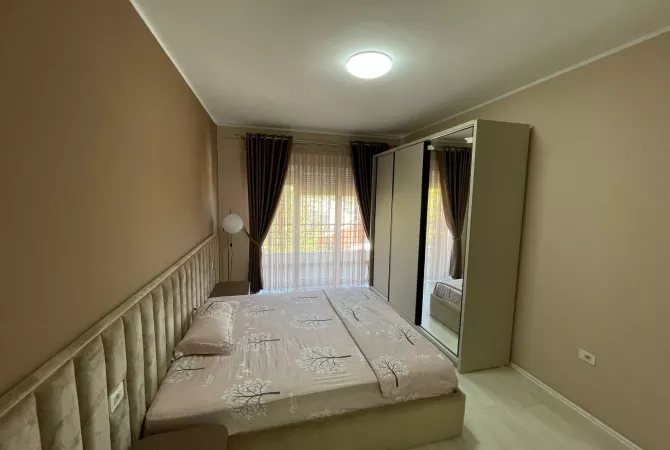 Shtepi me qera Apartament ne Tirane, 3+1, Mobilimi E mobiluar, Pagesa 1,300  Euro.