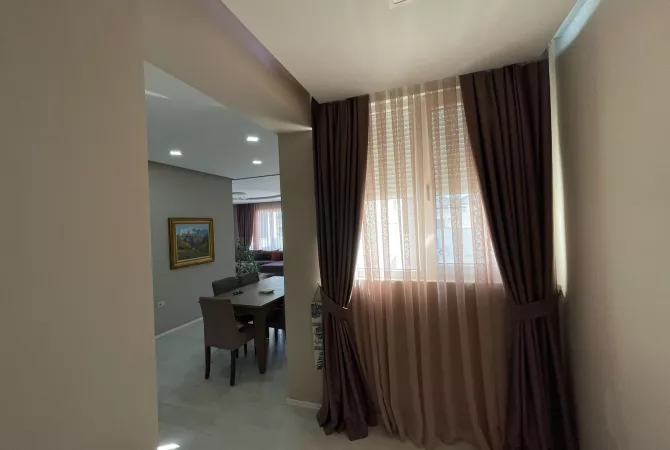 Shtepi me qera Apartament ne Tirane, 3+1, Mobilimi E mobiluar, Pagesa 1,300  Euro.