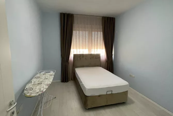 Shtepi me qera Apartament ne Tirane, 3+1, Mobilimi E mobiluar, Pagesa 1,300  Euro.