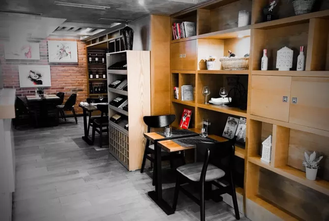 Jepet Restorant me qera tek Rruga e Durresit/2,100 euro