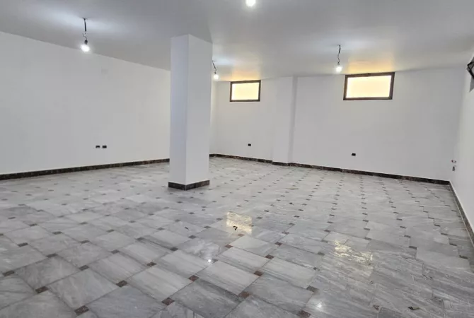 Jepet me qera ambjent biznesi ne Bllok/370,000 leke