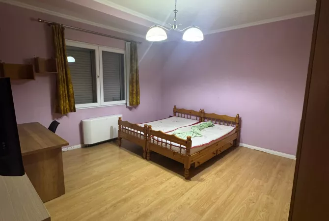 Shtepi me qera Apartament ne Tirane, 3+1, Mobilimi E mobiluar, Pagesa 600  Euro.