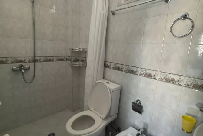 Shtepi me qera Apartament ne Tirane, 3+1, Mobilimi E mobiluar, Pagesa 600  Euro.