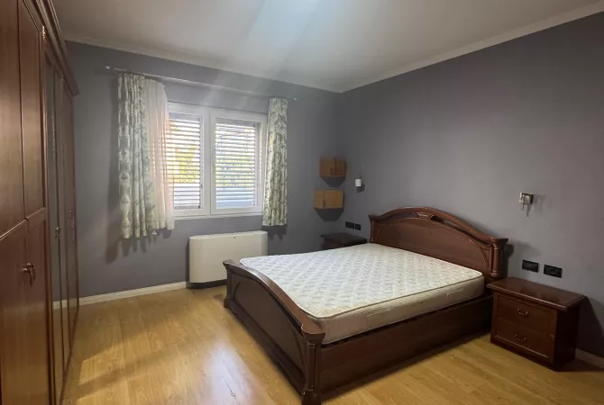 Shtepi me qera Apartament ne Tirane, 3+1, Mobilimi E mobiluar, Pagesa 600  Euro.