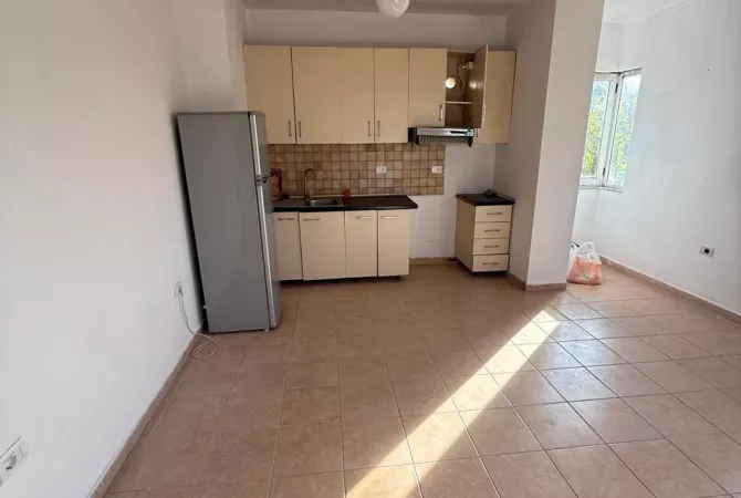 Shtepi me qera Apartament ne Tirane, 1+1, Mobilimi Pjeserisht e mobiluar, Pagesa 380  Euro.