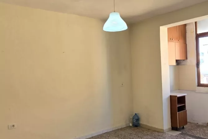 Shtepi ne shitje Apartament ne Tirane, 1+1, Mobilimi Bosh, pa mobiluar, Pagesa 125,000  Euro.