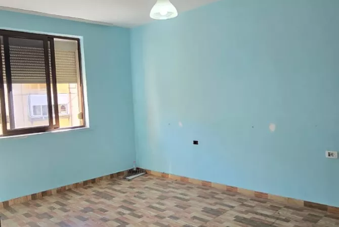 Shtepi ne shitje Apartament ne Tirane, 1+1, Mobilimi Bosh, pa mobiluar, Pagesa 125,000  Euro.