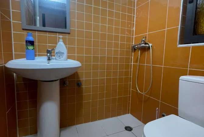 Shtepi me qera Apartament ne Tirane, Garsoniere, Mobilimi E mobiluar, Pagesa 330  Euro.