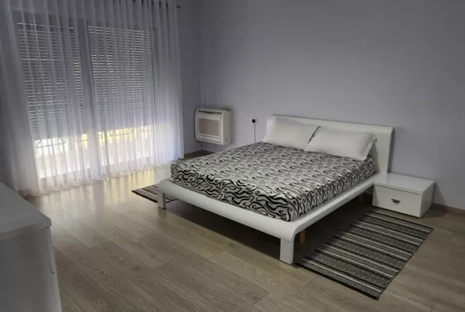 Shtepi me qera Apartament ne Tirane, 3+1, Mobilimi E mobiluar, Pagesa 1,500  Euro.