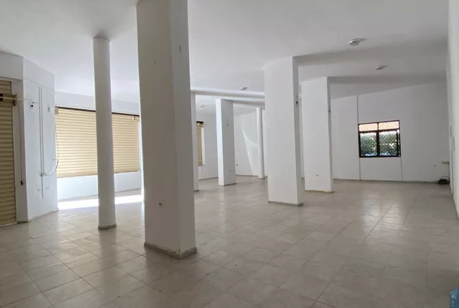 Ambient biznesi me qera 3+1 ne Tirane - 1,400 Euro