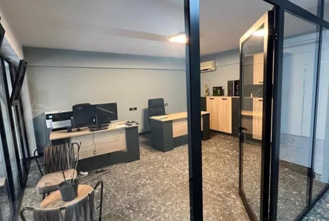 Ambiente Commerciale in Affitto 3+1 a Tirana - 1,500 Euro