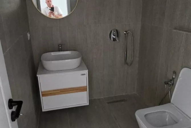 Shtepi ne shitje Apartament ne Tirane, 1+1, Mobilimi Bosh, pa mobiluar, Pagesa 102,000  Euro.