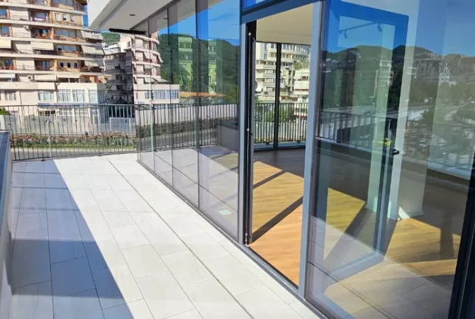 Jepet me qera ambjent per zyre 2+1 tek Liqeni Artificial, Lake View/1000 euro