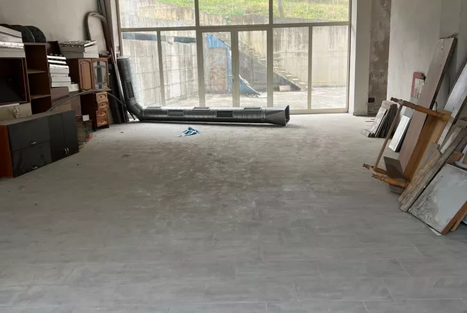 Shitet Ambient tek Liqeni i thate/1900 euro m2 