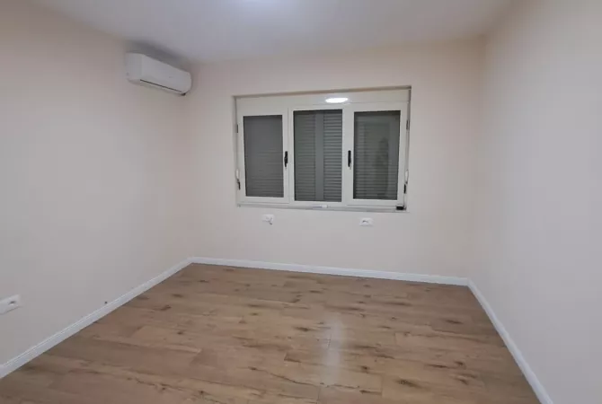 Shtepi me qera Apartament ne Tirane, 2+1, Mobilimi Bosh, pa mobiluar, Pagesa 1,200  Euro.
