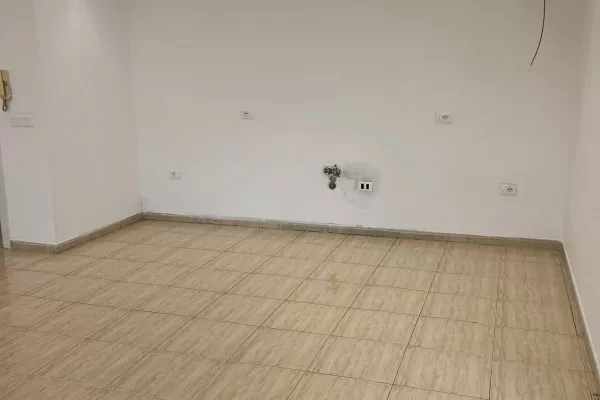 Ambiente Commerciale in Vendita 3+1 a Tirana - 420,000 Euro