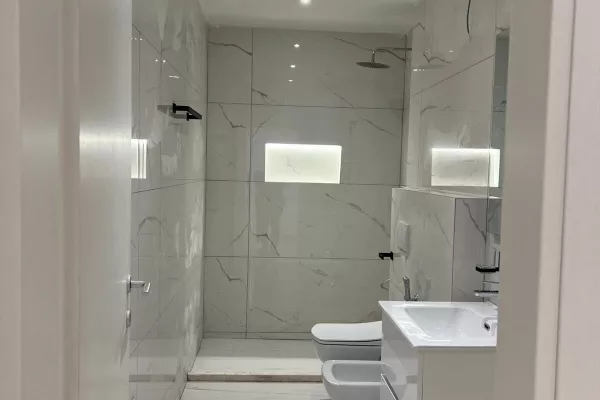 Ambiente Commerciale in Vendita 3+1 a Tirana - 420,000 Euro