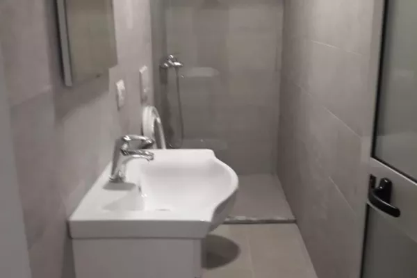 Shtepi me qera Apartament ne Tirane, Garsoniere, Mobilimi E mobiluar, Pagesa 45,000  Leke.