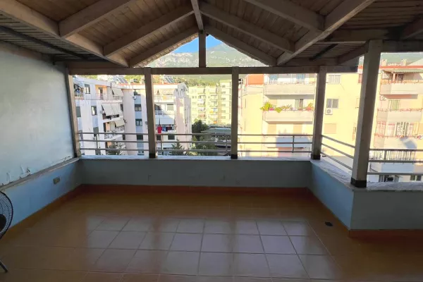 Shtepi ne shitje Apartament ne Tirane, 3+1, Mobilimi E mobiluar, Pagesa 200,000  Euro.