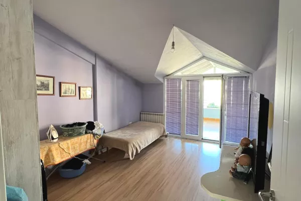 Shtepi ne shitje Apartament ne Tirane, 3+1, Mobilimi E mobiluar, Pagesa 200,000  Euro.