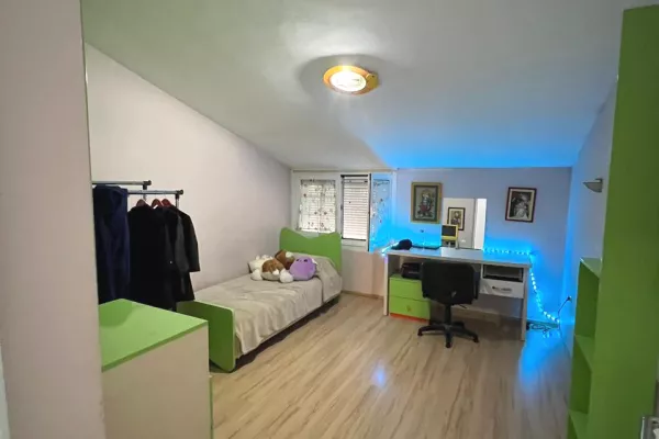 Shtepi ne shitje Apartament ne Tirane, 3+1, Mobilimi E mobiluar, Pagesa 200,000  Euro.