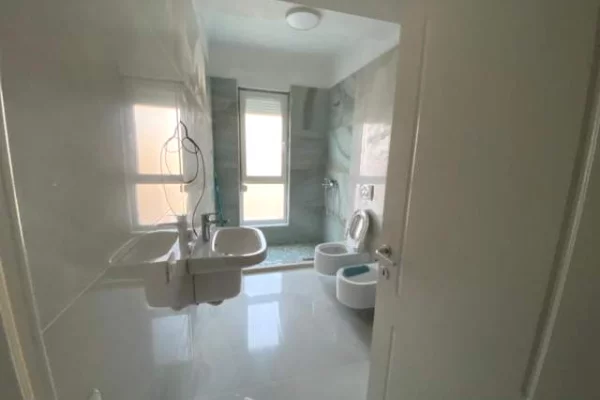 Shtepi me qera Apartament ne Tirane, 3+1, Mobilimi E mobiluar, Pagesa 65,000  Leke.