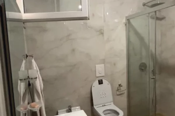 Shtepi me qera Apartament ne Tirane, 2+1, Mobilimi Bosh, pa mobiluar, Pagesa 600  Euro.