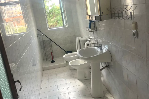 Shtepi me qera Apartament ne Tirane, 2+1, Mobilimi E mobiluar, Pagesa 600  Euro.