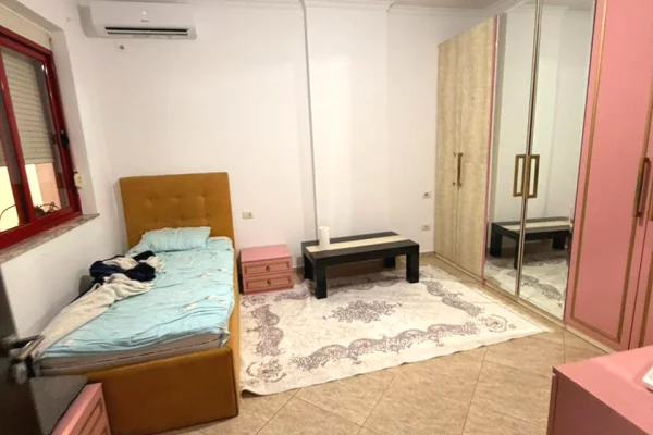 Shtepi ne shitje Apartament ne Tirane, 4+1, Mobilimi Pjeserisht e mobiluar, Pagesa 250,000  Euro.
