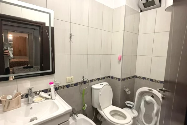 Shtepi ne shitje Apartament ne Tirane, 4+1, Mobilimi Pjeserisht e mobiluar, Pagesa 250,000  Euro.