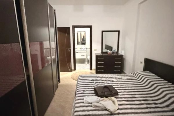 Shtepi ne shitje Apartament ne Tirane, 4+1, Mobilimi Pjeserisht e mobiluar, Pagesa 250,000  Euro.