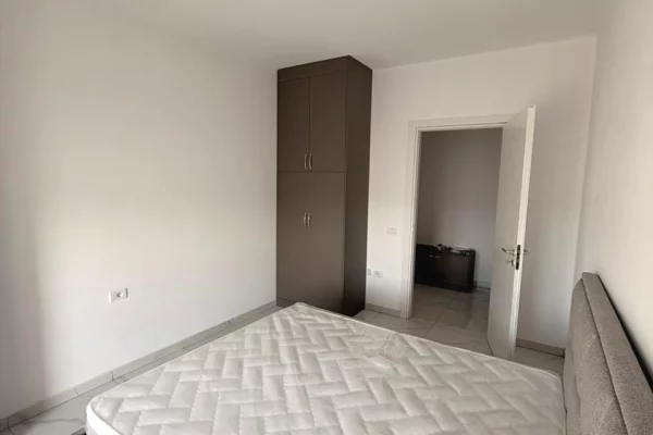 Shtepi me qera Apartament ne Tirane, 3+1, Mobilimi E mobiluar, Pagesa 500  Euro.