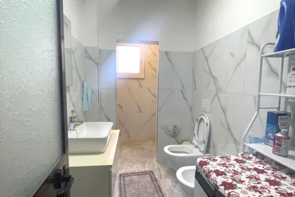 Shtepi me qera Apartament ne Tirane, 2+1, Mobilimi E mobiluar, Pagesa 50,000  Leke.