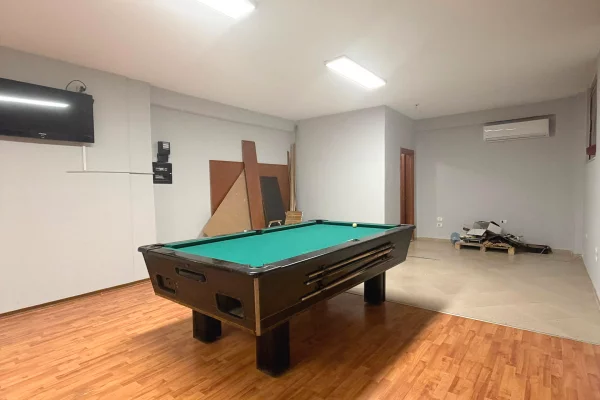 Ambient biznesi me qera 2+1 ne Tirane - 1,950 Euro