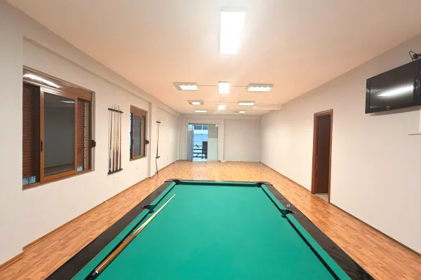 Ambient biznesi me qera 2+1 ne Tirane - 1,950 Euro