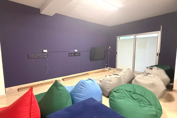 Ambient biznesi me qera 2+1 ne Tirane - 1,950 Euro