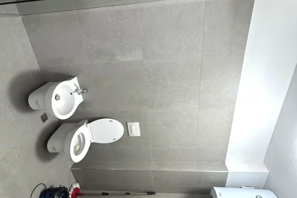 Shtepi me qera Papafingo(kati i catise) ne Tirane, 2+1, Mobilimi E mobiluar, Pagesa 80,000  Leke.