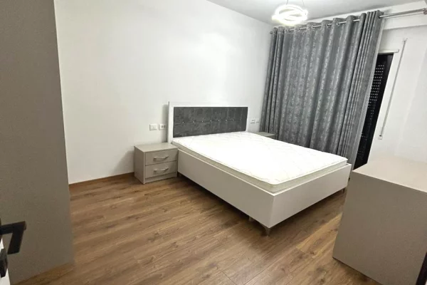 Shtepi me qera Papafingo(kati i catise) ne Tirane, 2+1, Mobilimi E mobiluar, Pagesa 80,000  Leke.