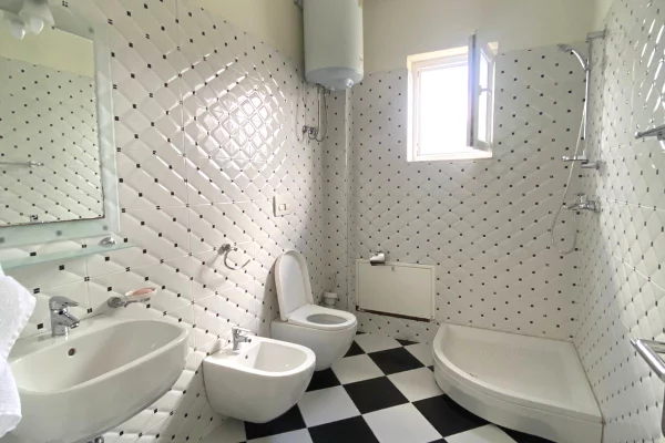 Shtepi ne shitje Vila Luksoze ne Tirane, 5+1, Mobilimi E mobiluar, Pagesa 500,000  Euro.