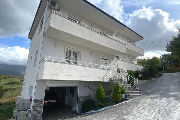Shtepi ne shitje Vila Luksoze ne Tirane, 5+1, Mobilimi E mobiluar, Pagesa 500,000  Euro.