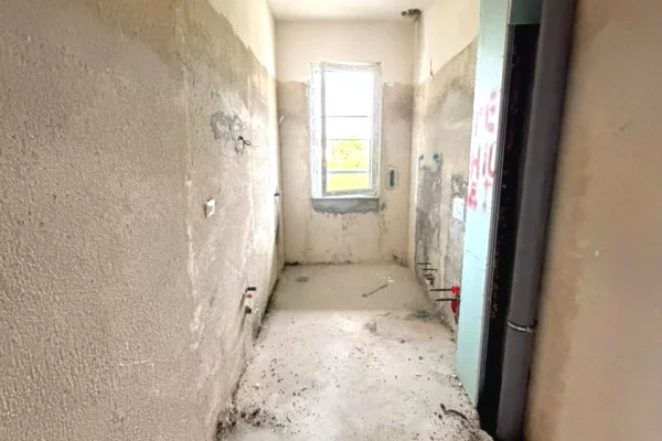 Shtepi ne shitje Apartament ne Tirane, 2+1, Mobilimi Bosh, pa mobiluar, Pagesa 125,000  Euro.