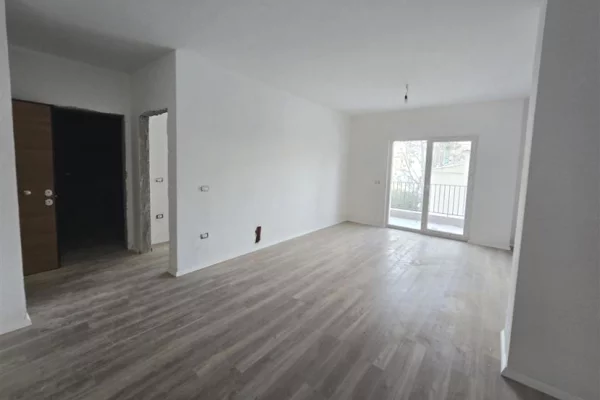 Shtepi ne shitje Apartament ne Tirane, 1+1, Mobilimi Bosh, pa mobiluar, Pagesa 126,000  Euro.