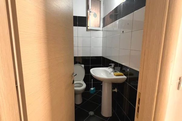 Jepet me qera dyqan tek Komuna e Parisit/1000 euro