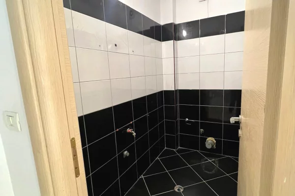 Jepet me qera dyqan tek Komuna e Parisit/1000 euro