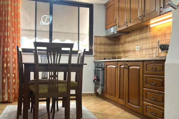 Shtepi me qera Apartament ne Tirane, 2+1, Mobilimi E mobiluar, Pagesa 700  Euro.