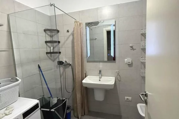Shtepi me qera Apartament ne Tirane, 1+1, Mobilimi E mobiluar, Pagesa 450  Euro.