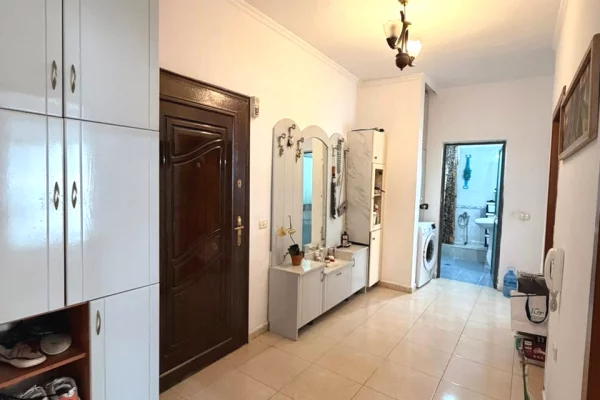 Shtepi ne shitje Apartament ne Tirane, 2+1, Mobilimi E mobiluar, Pagesa 198,000  Euro.