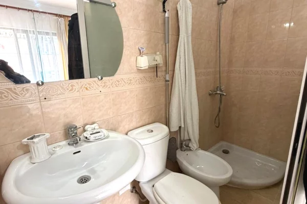 Shtepi ne shitje Apartament ne Tirane, 2+1, Mobilimi E mobiluar, Pagesa 198,000  Euro.