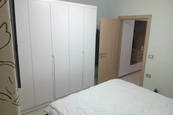 Shtepi ne shitje Apartament ne Tirane, 1+1, Mobilimi E mobiluar, Pagesa 125,000  Euro.